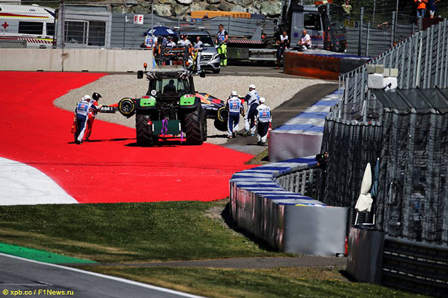 Эвакуация машины Макса Ферстаппена после аварии в последнем повороте трассы