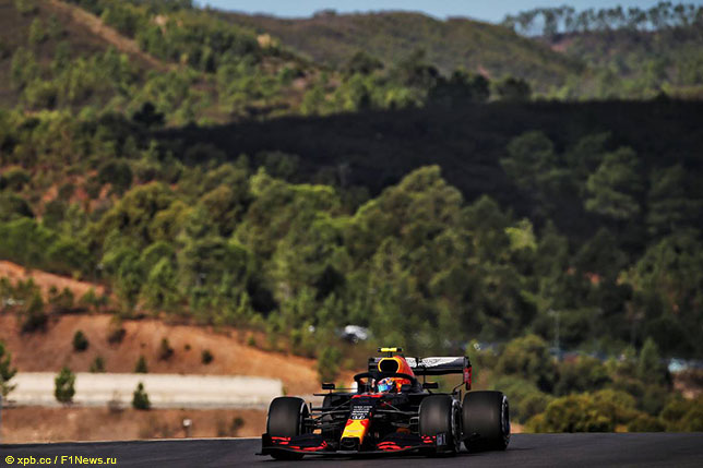 Александер Элбон за рулём RB16 на трассе в Портимао