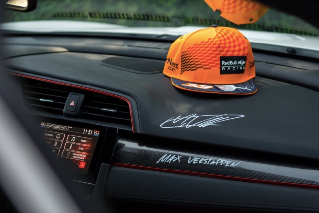 Автограф Макса Ферстаппена в салоне машины, фото Catawiki