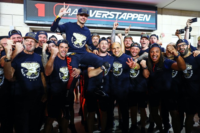 В команде Red Bull Racing буквально носят Макса Ферстаппена на руках, фото пресс-службы Red Bull