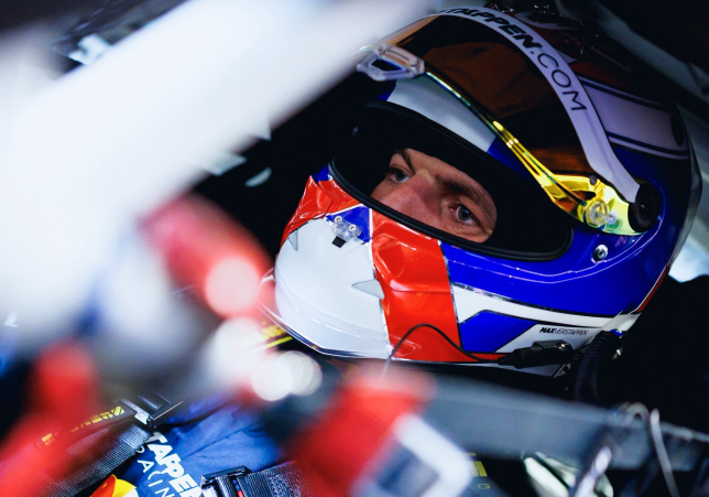 Макс Ферстаппен за рулём Porsche 718 Cayman GT4 СS, фото Verstappen.com