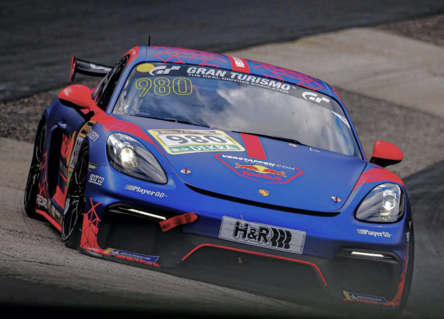 Макс Ферстаппен за рулём Porsche 718 Cayman GT4 СS, фото Verstappen.com