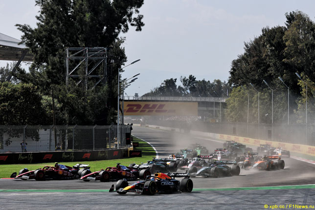 Макс Ферстаппен за пределами трассы в первом повороте на старте гонки