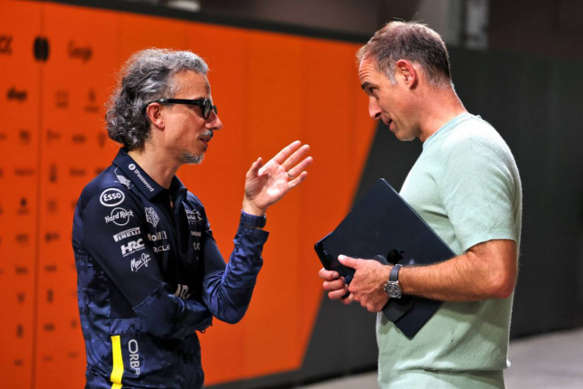Оливер Минцлафф (справа) и Лоран Мекис, руководитель Red Bull Racing, фото XPB