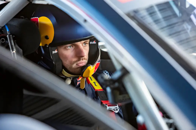 Макс Ферстаппен за рулём Ford Mustang серии Supercars, фото Red Bull