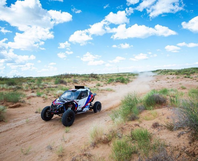 Экипаж Никиты Мазепина на трассе ралли-рейда, фото из социальных сетей