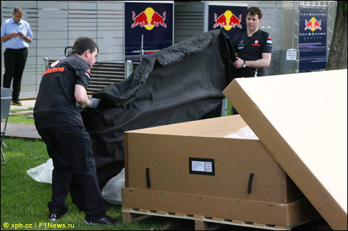 Механики McLaren разгружают элементы нового днища машины