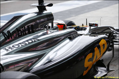 Стоффель Вандорн за рулем McLaren-Honda на тестах в Абу-Даби