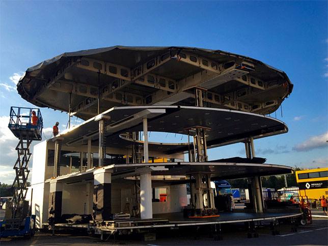 Бригада McLaren, прибывшая в Барселону, первым делом занялась строительством моторхоума