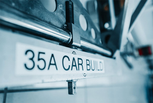 Интригующее фото пресс-службы McLaren, посвящённое процессу создания MCL35