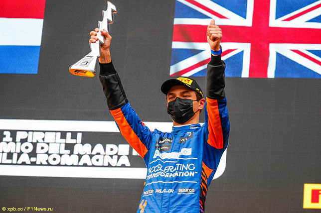 Ландо Норрис на подиуме в Имоле