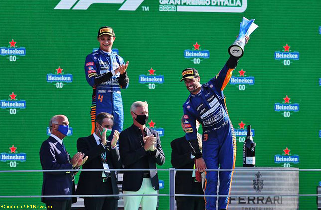 Гонщики McLaren на подиуме в Монце