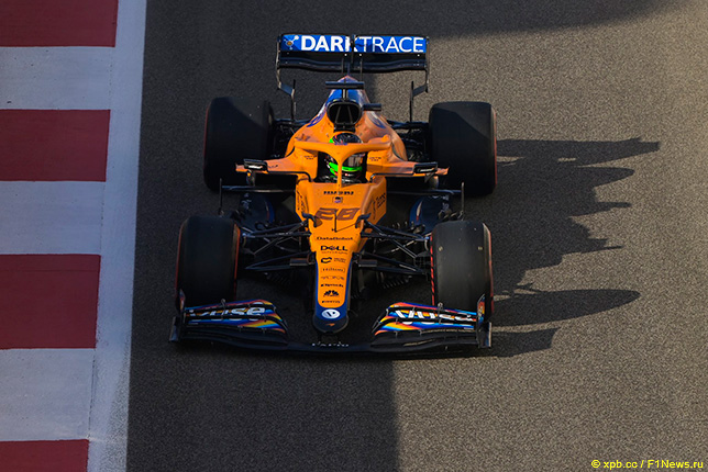 Пато О'Вард за рулём McLaren MCL35M на тестах в Абу-Даби