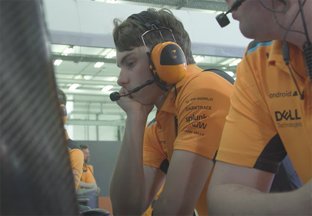 Оскар Пиастри после схода с дистанции Гран При Бахрейна