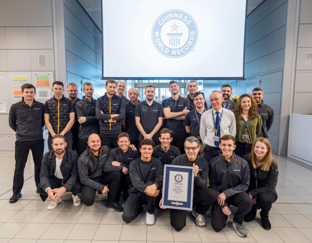 Представители Книги рекордов Гиннеса, Ландо Норрис и его механики в MTC, фото McLaren