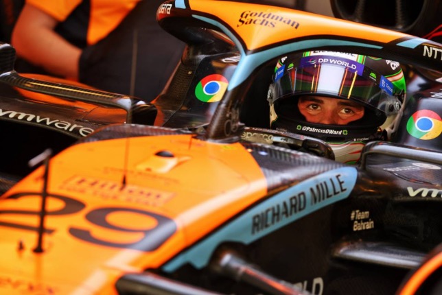 Пато О'Вард в копите машины McLaren на тестах в Абу-Даби, фото ХPB