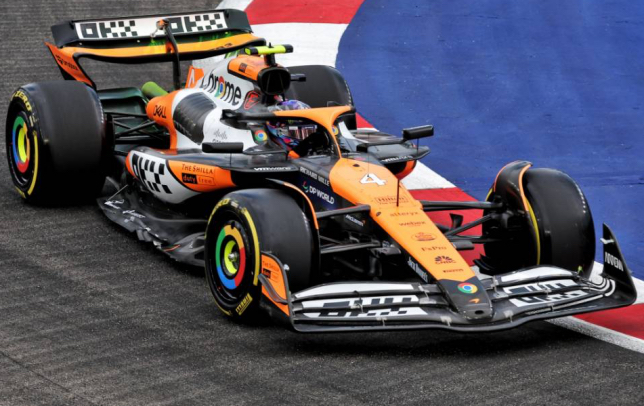Ландо Норрис за рулём MC38 на тренировках в Сингапуре, фото XPB