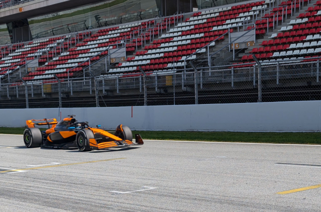 Джейк Хьюз за рулём McLaren MCL60 на тестах в Барселоне, фото из социальных сетей