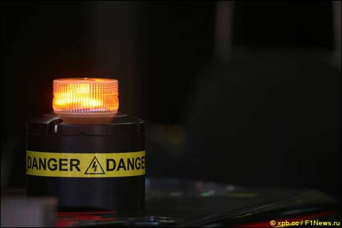 2009 год. Индикация заряженной системы KERS в боксах McLaren