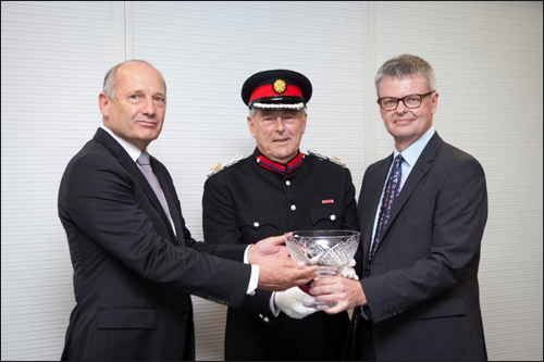 Рон Деннис, Эндрю Уэйтс и Питер ван Манен на вручении Queen’s Award