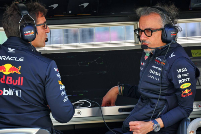 Лоран Мекис (справа) на пит-уолл Red Bull Racing в Баку, фото XPB