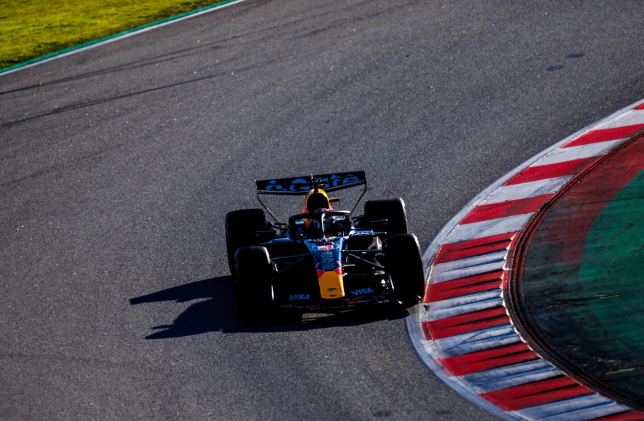 Макс Ферстаппен за рулём RB22 на трассе в Барселоне, фото пресс-службы Red Bull Racing