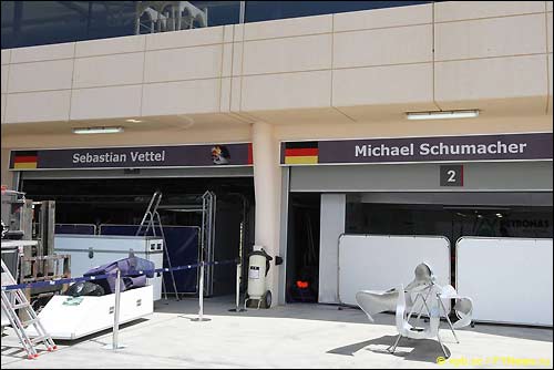 Боксы Mercedes GP