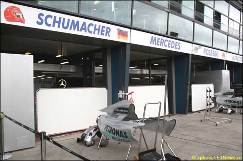 Среда. Боксы Mercedes GP