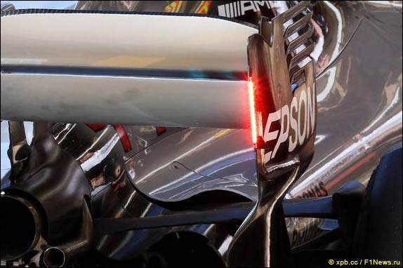 Пока это решение временное, кабели стоп-сигналов приклеены монтажным скотчем