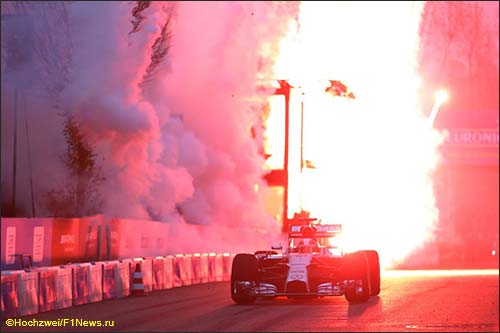 Льюис Хэмилтон за рулём чемпионской машины на празднике Stars & Cars, ноябрь 2014 года