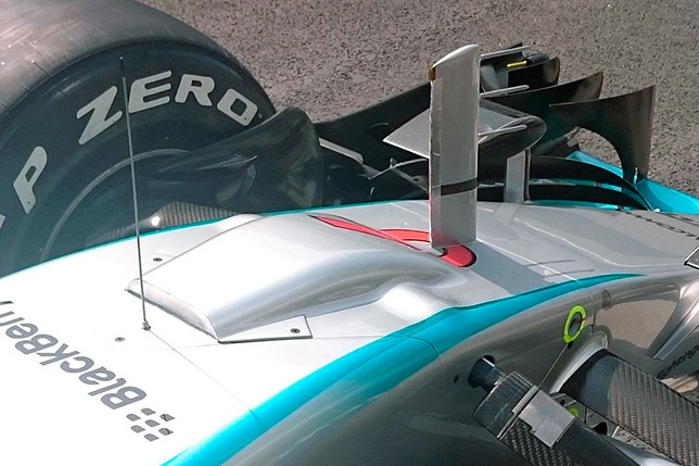 Новый носовой обтекатель Mercedes с выходом S-воздуховода. Фото Albert Fabrega
