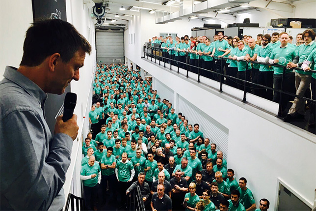 Джеймс Эллисон выступает перед коллективом базы Mercedes AMG в Брэкли