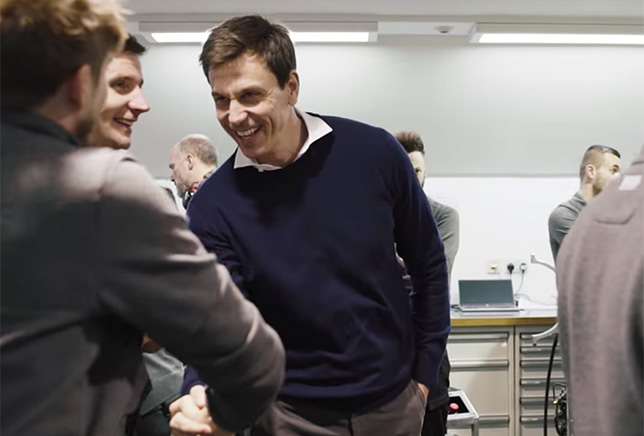 Тото Вольфф поздравляет мотористов с пробным пуском двигателя