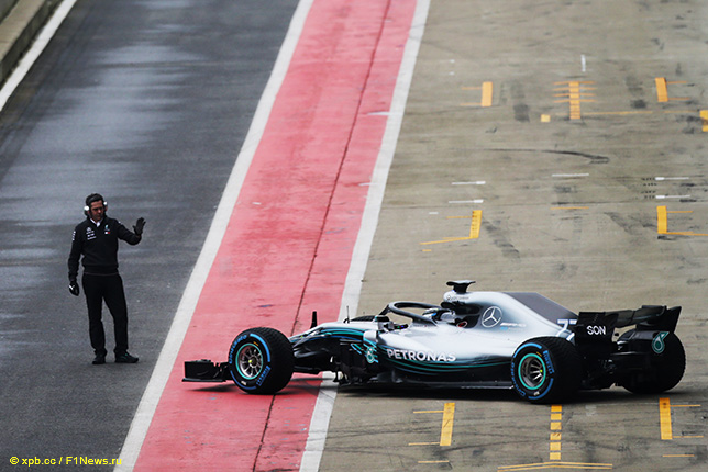 Новая машина Mercedes W09 выезжает из боксов в Сильверстоуне