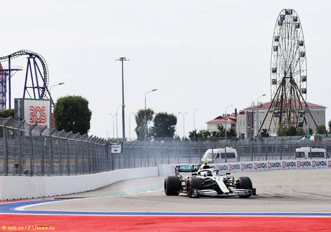 Валттери Боттас за рулём Mercedes на трассе в Сочи