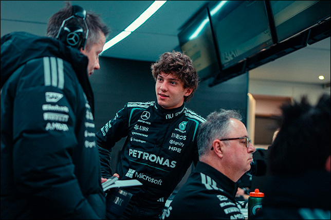 Кими Антонелли и инженеры Mercedes