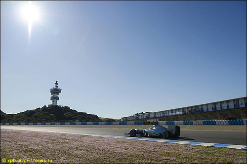 Льюис Хэмилтон за рулем Mercedes W04 на тестах в Хересе
