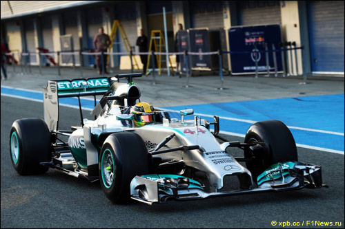 Льюис Хэмилтон за рулём Mercedes W05 на тестах в Хересе