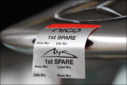 Закрытое отверстие воздуховода на машине Mercedes GP. Фото Auto Motor und Sport