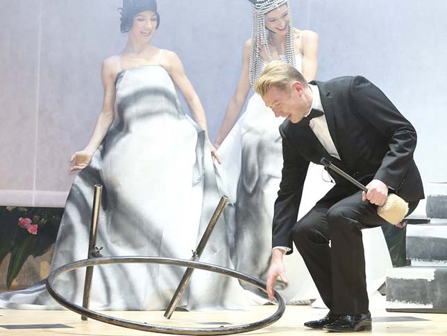 Мика Хаккинен на сцене Пражского театра оперы, фото blesk.cz