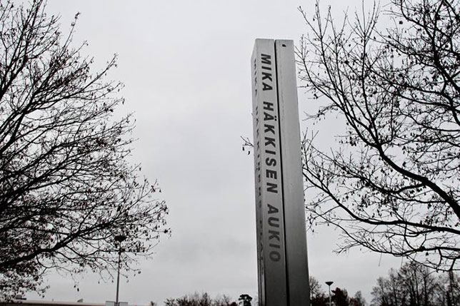 Стальная колонна с именем Мики Хаккинена