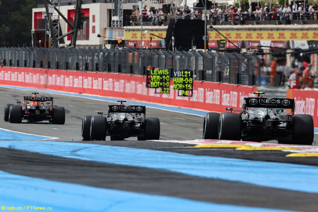 Макс Ферстаппен и гонщики Mercedes