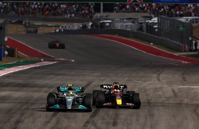 Льюис Хэмилтон и Макс Ферстаппен ведут борьбу за позицию на Гран При США, фото XPB