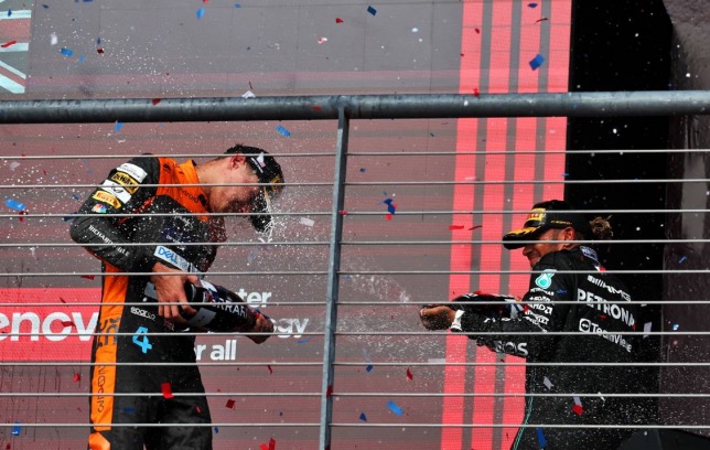 Ландо Норрис и Льюис Хэмилтон на подиуме в Остине, фото XPB