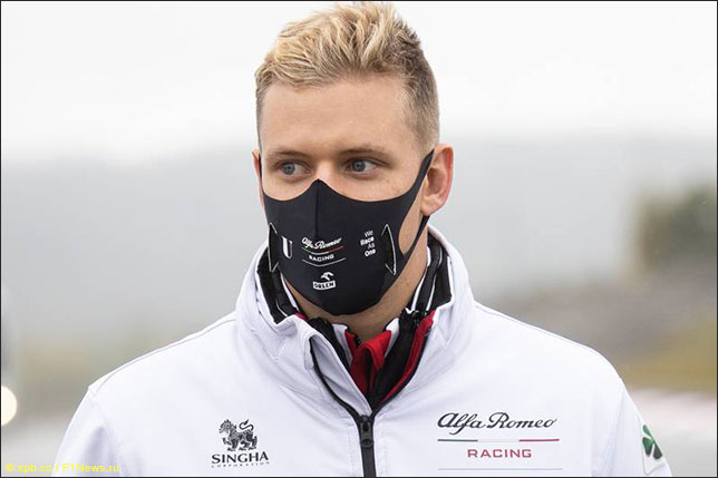 Мик Шумахер в униформе Alfa Romeo на прошлогоднем Гран При Айфеля