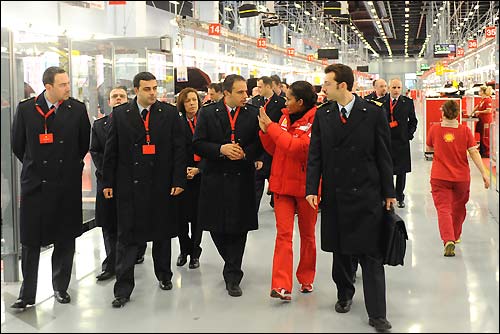 Делегация военных летчиков на базе Ferrari