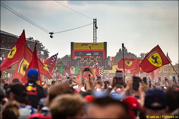 Флаги Ferrari на церемонии награждения в Монце