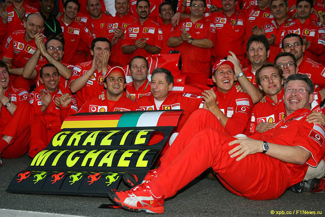 Ferrari чествует Михаэля Шумахера, завершившего выступления за команду из Маранелло, Гран При Бразилии 2006 года