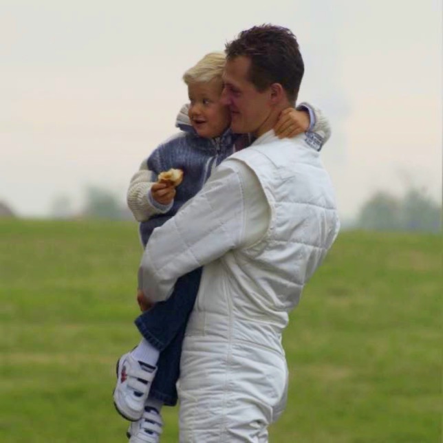 Мик Шумахер на руках у отца, фото из Twitter гонщика