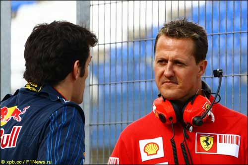 Марк Уэббер (слева) и Михаэль Шумахер на тестах в Хересе, март 2009 г.